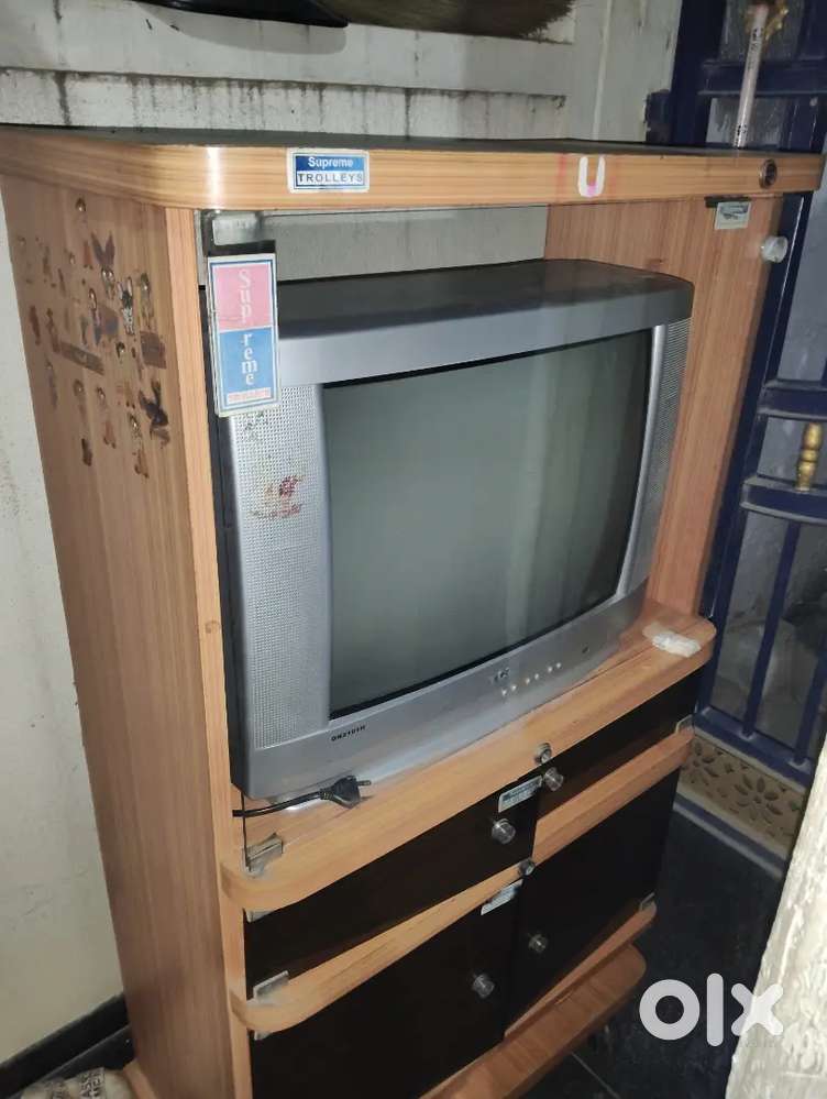TCL old brand TV running new with TV stand