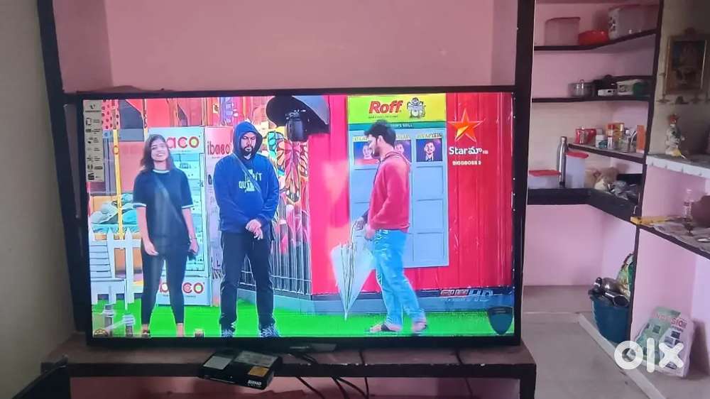 Very good condition 55Haier Led tv only black dots
