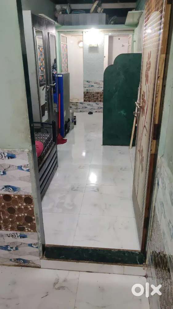 1st floor rent pe dena hai..7×40 ka room hai