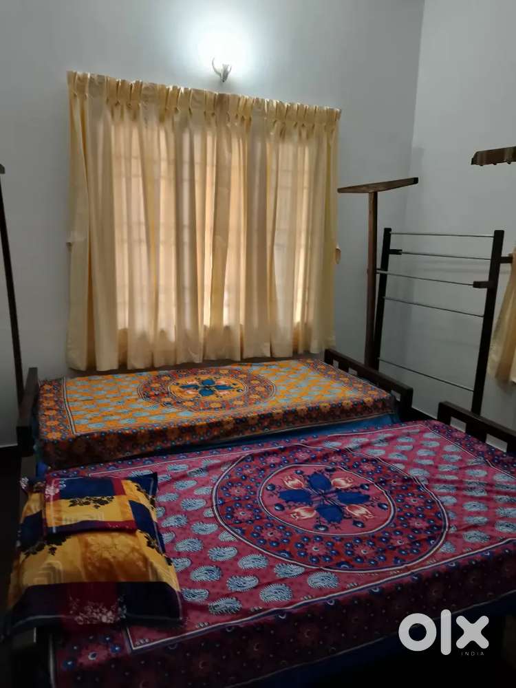 3 BHK FURNISHED UPSTAIR HOUSE 4 LADIES VYTTILA  ബൈപാസ് ചക്കരപ്പറമ്പ്
