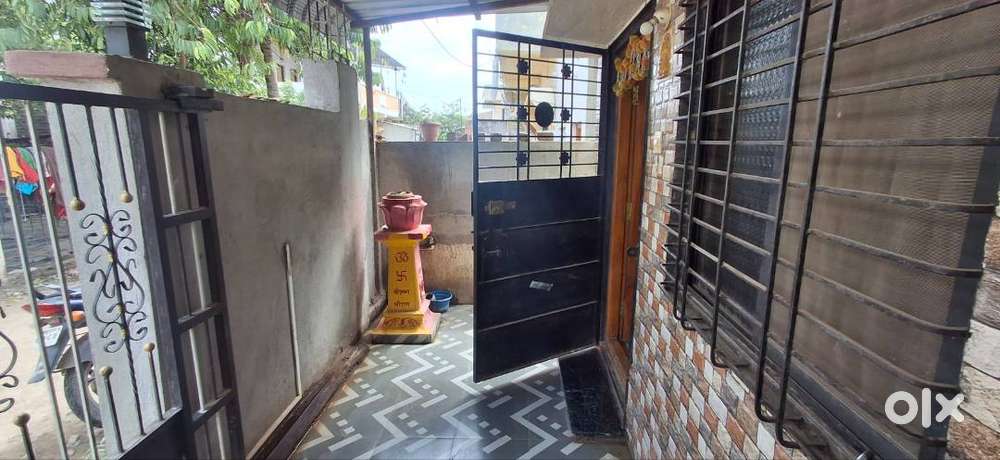 बैठे घर हॉल नी दोन बेडरूम pop केले आहे किचन लगत ड्राय स्पेस आहे.