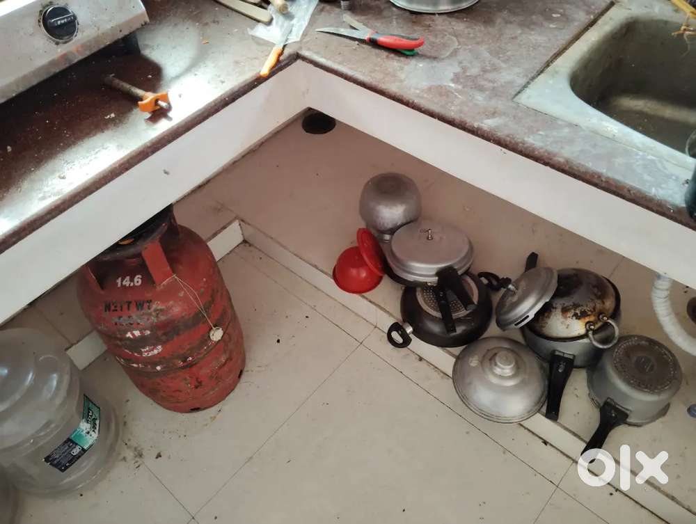 Whole kitchen things with Gas stove and cylinder
