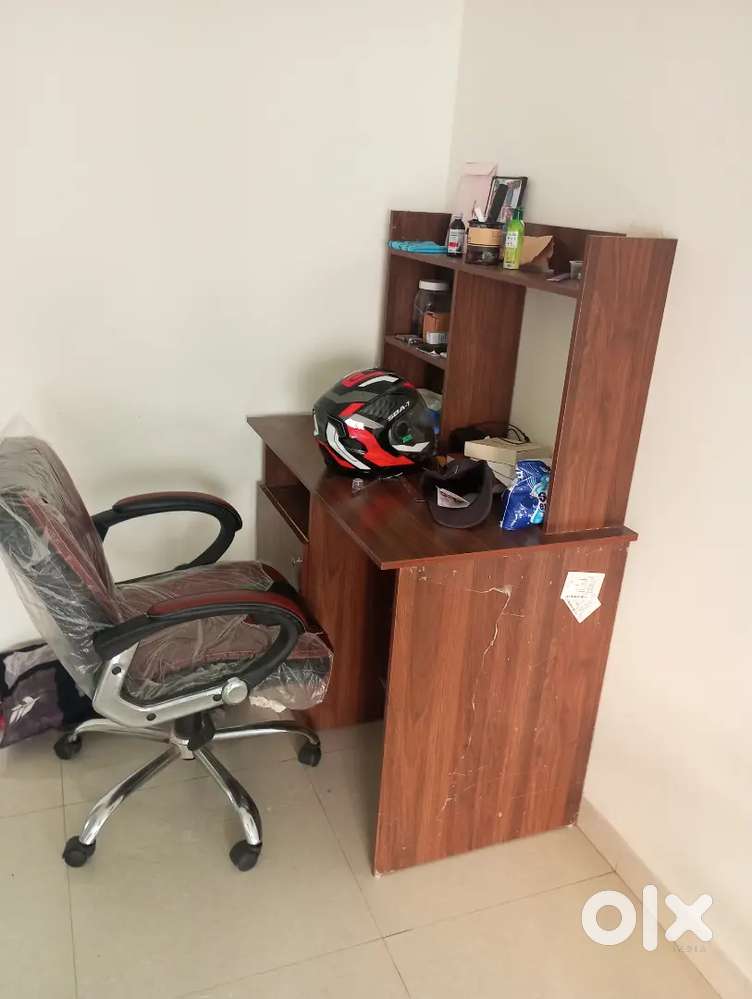 Computer table and rolling chair