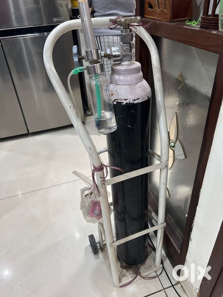 Oxygen cylinder with stand and mask kit