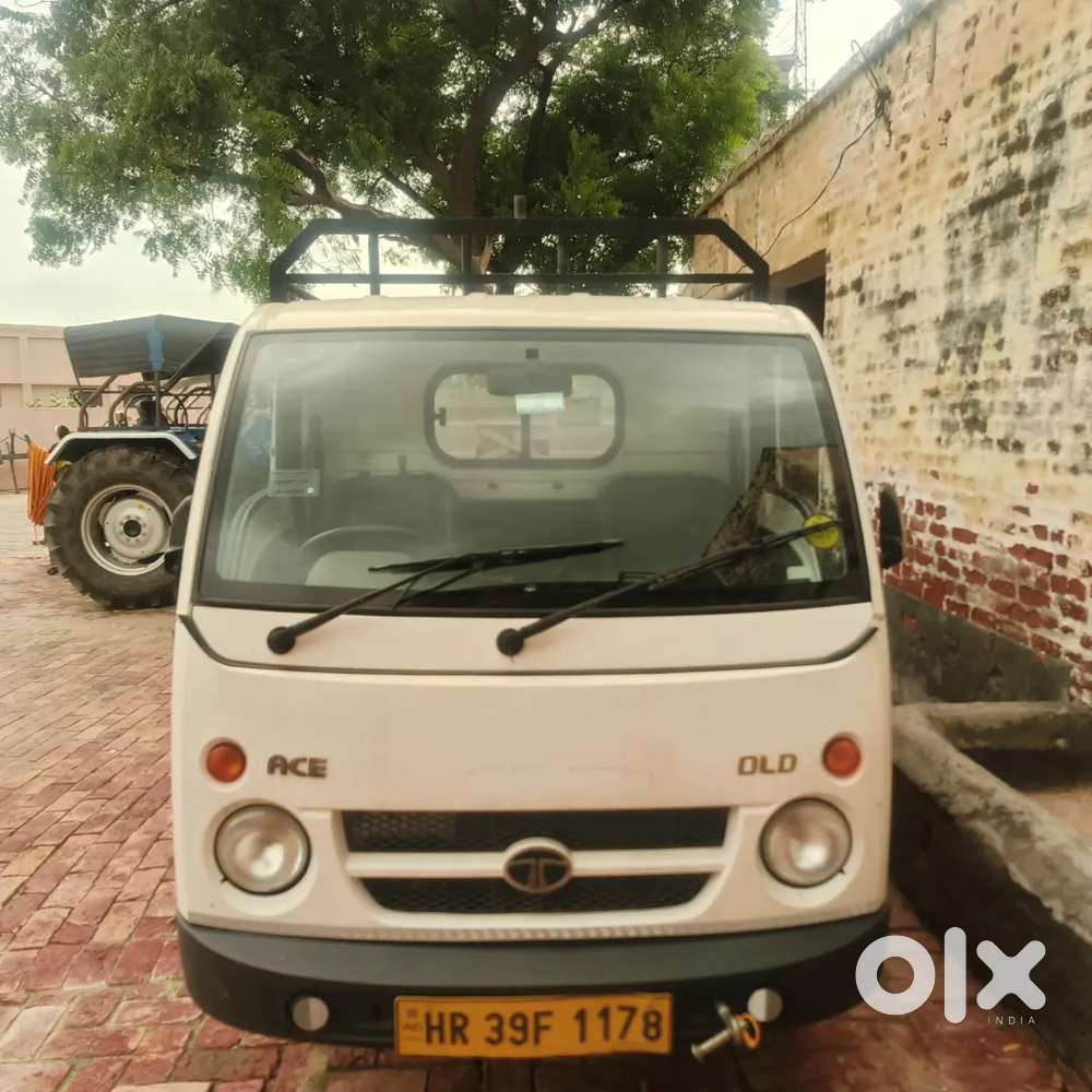 बिलकुल नई जैसी है सब कुछ ओके। । पेट्रोल वाली है  । रेट 4 लाख