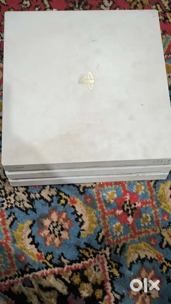 PS4 PRO 1TB WHITE WITH 2JOYSTICKS AND ALL CONNECTING WIRES