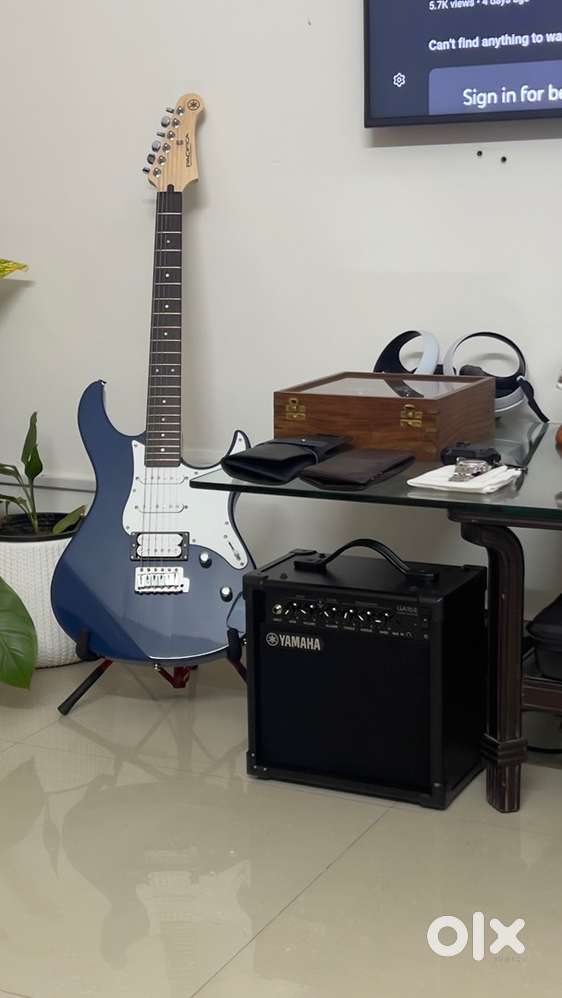 Yamaha Pacifica 112V electric guitar and accessoires