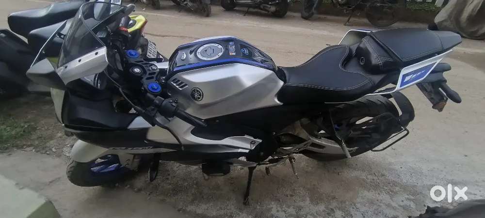 R15 V4M White Metalic Colour