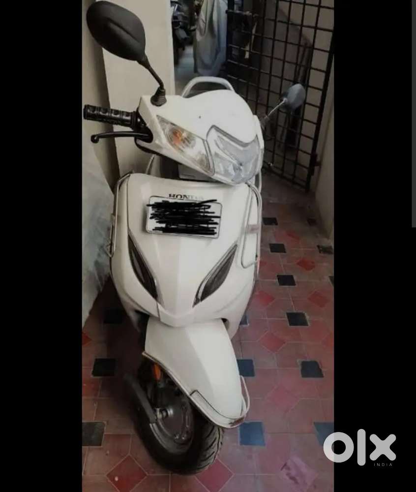 Activa scooter chalane k liye ladka chahiye