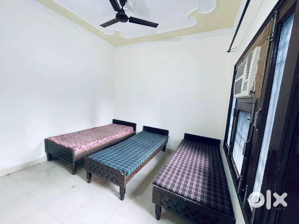 Pg for boys with food near gurudwara sector 79