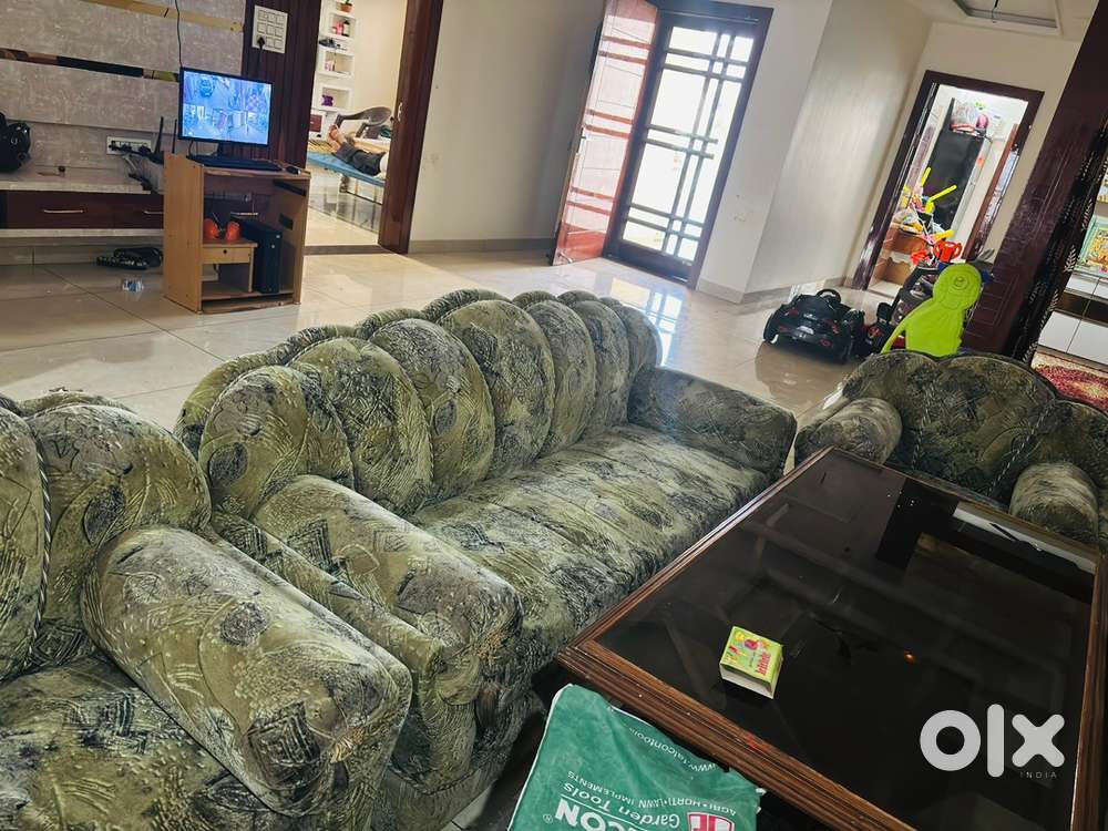 5 seater sofa set with center table