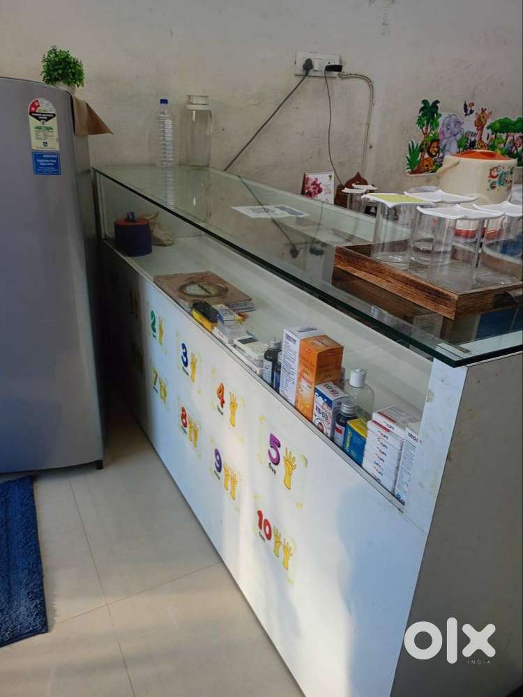 Perfect Glass Display Counter top for Your Shop (6 x 1.5 x 3.9)