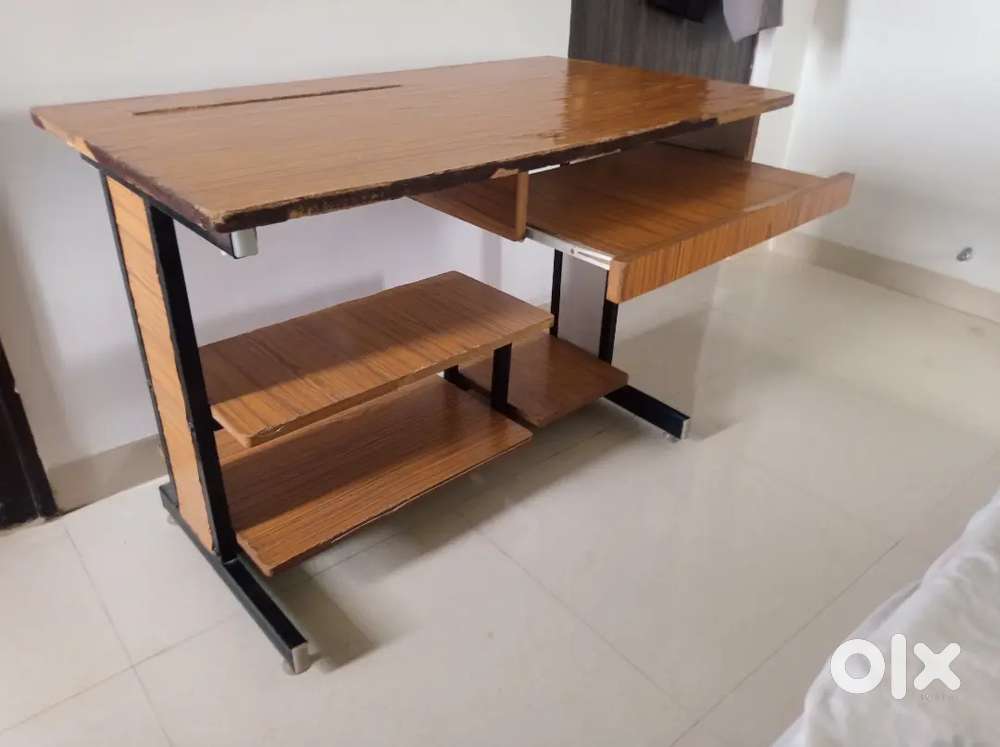 Computer table