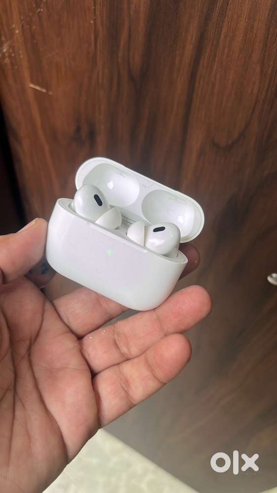 Airpods pro 2 lightning jack 1.5year old less used