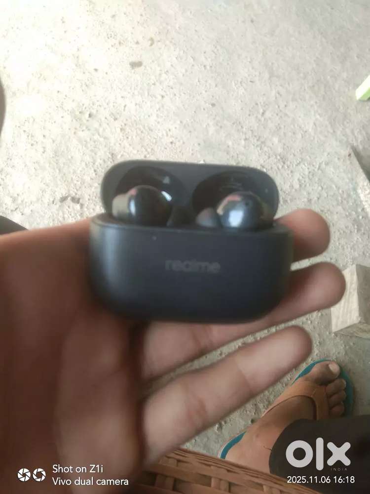 Ear buds realme