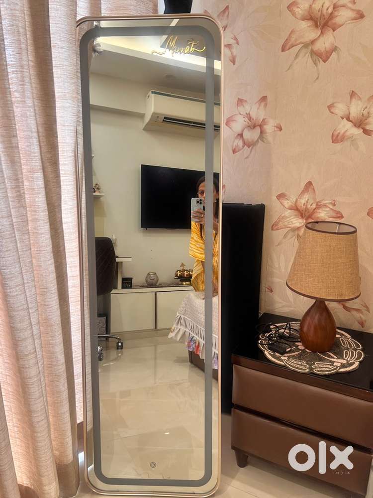High-quality standing mirror