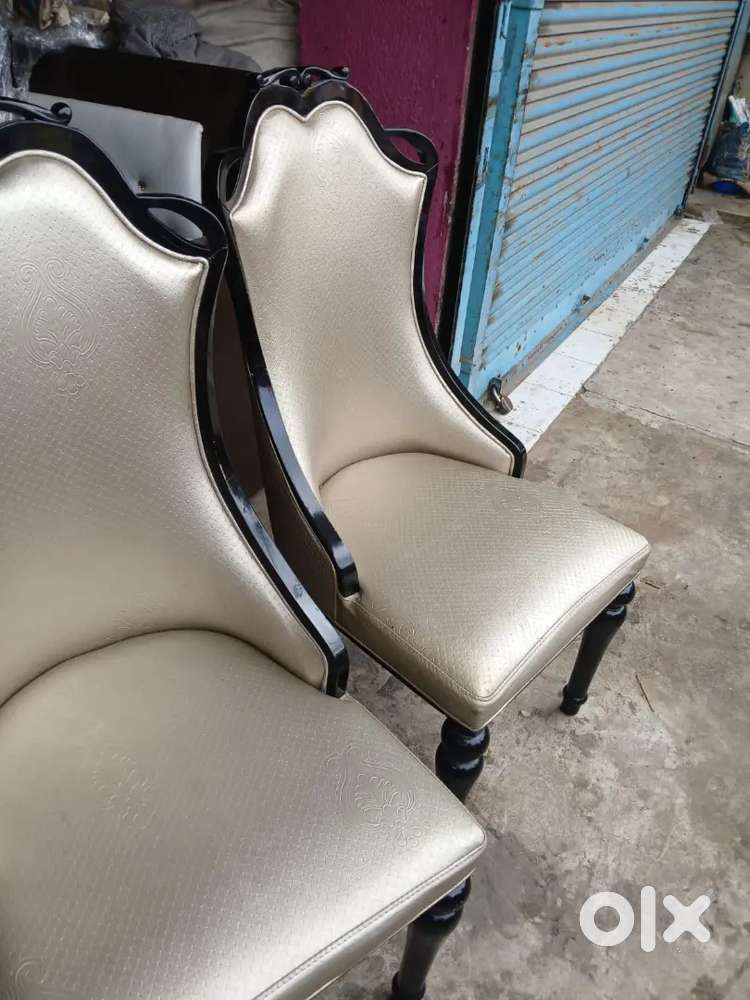 Wooden 6 nos of elegent chairs in excellent condition rs.4,000(each)