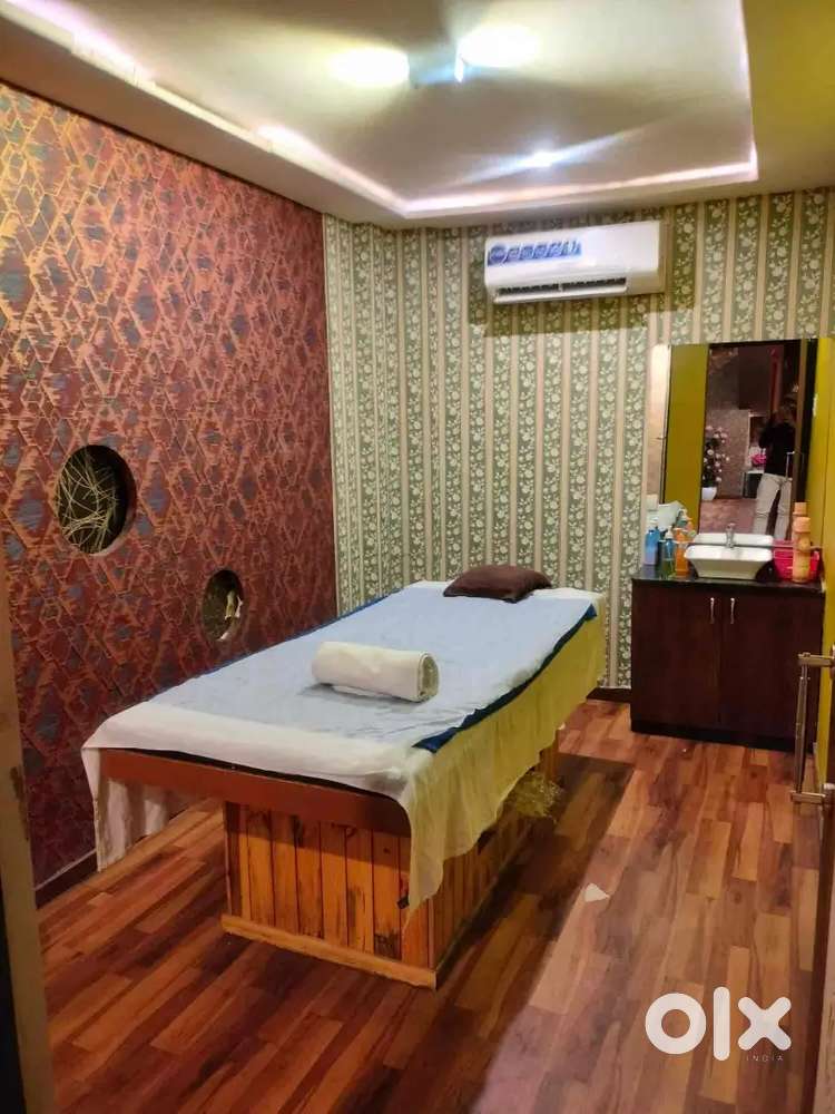 Female therapist job available in liscenced spa in