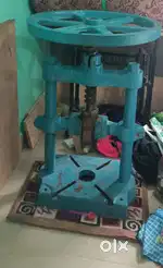 Paper plates making machine with dies