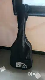 Guitar barely used (comes with a bag )