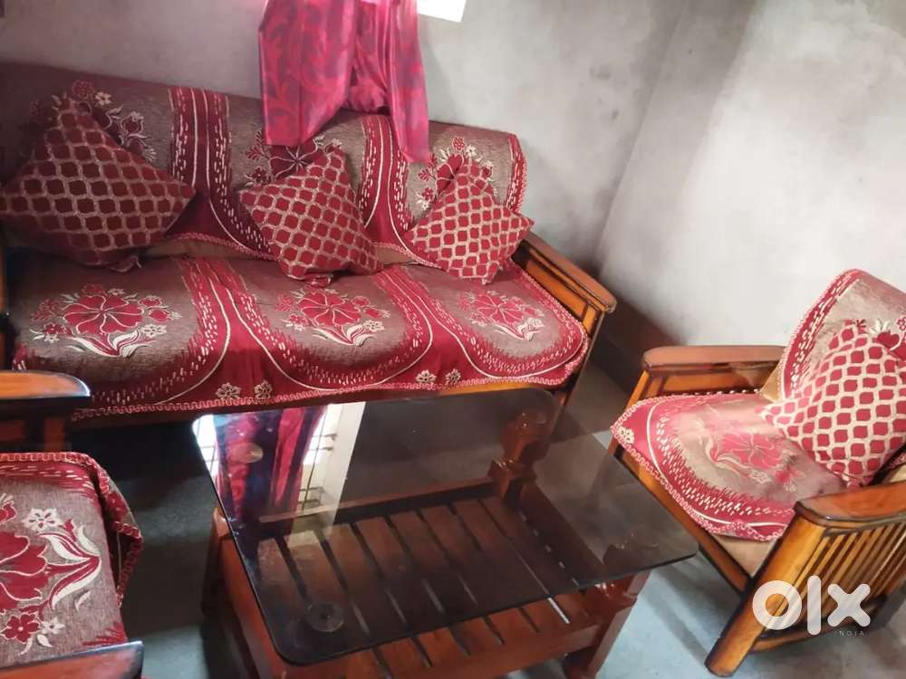 Selling sofa set with center table