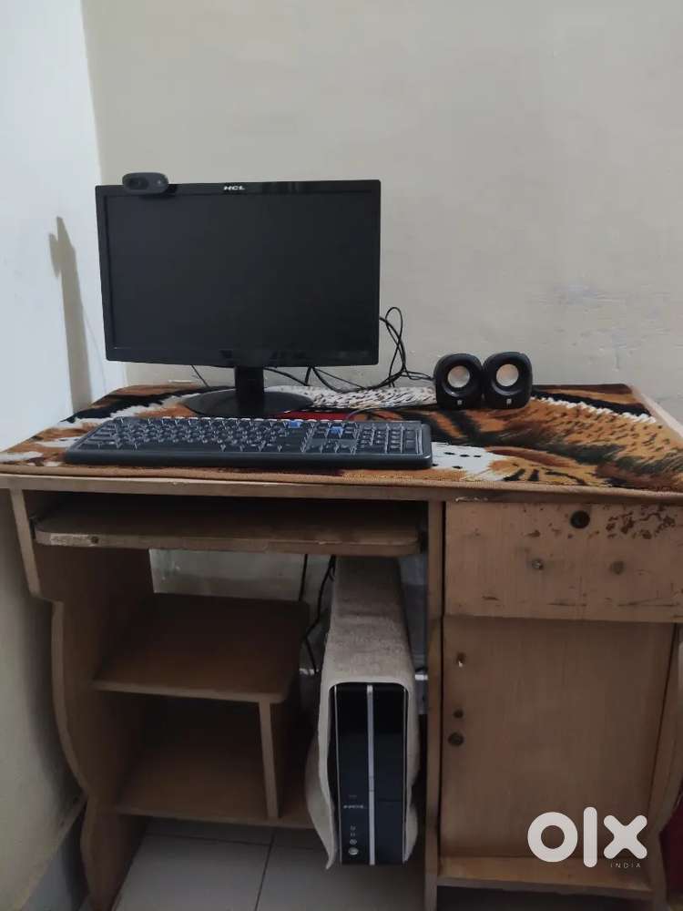 Hcl desktop computer with monitor table and accessories