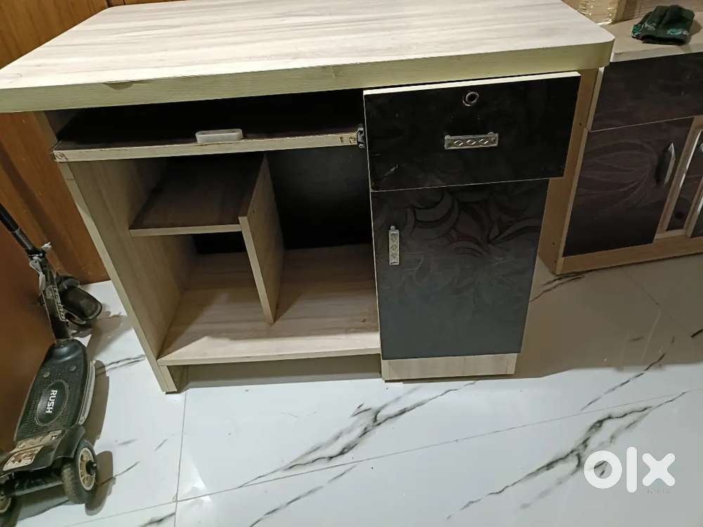 Computer table