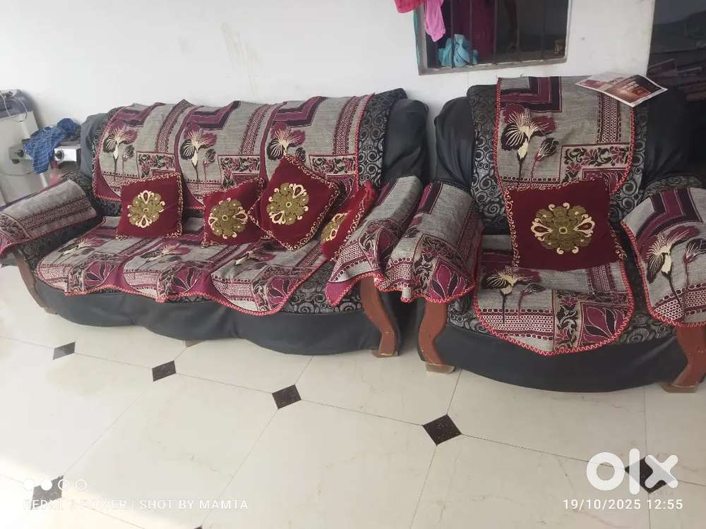 Naya sofa lene ke karan bech rha h kam kar sakte hai daam agar lena h