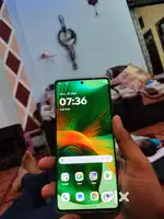 Edge 50 fusion new lena hai isiliye bech rhe hai