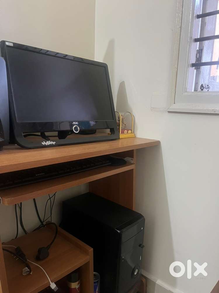 Monitor ,cpu ,mouse,keyboard,desk for sale