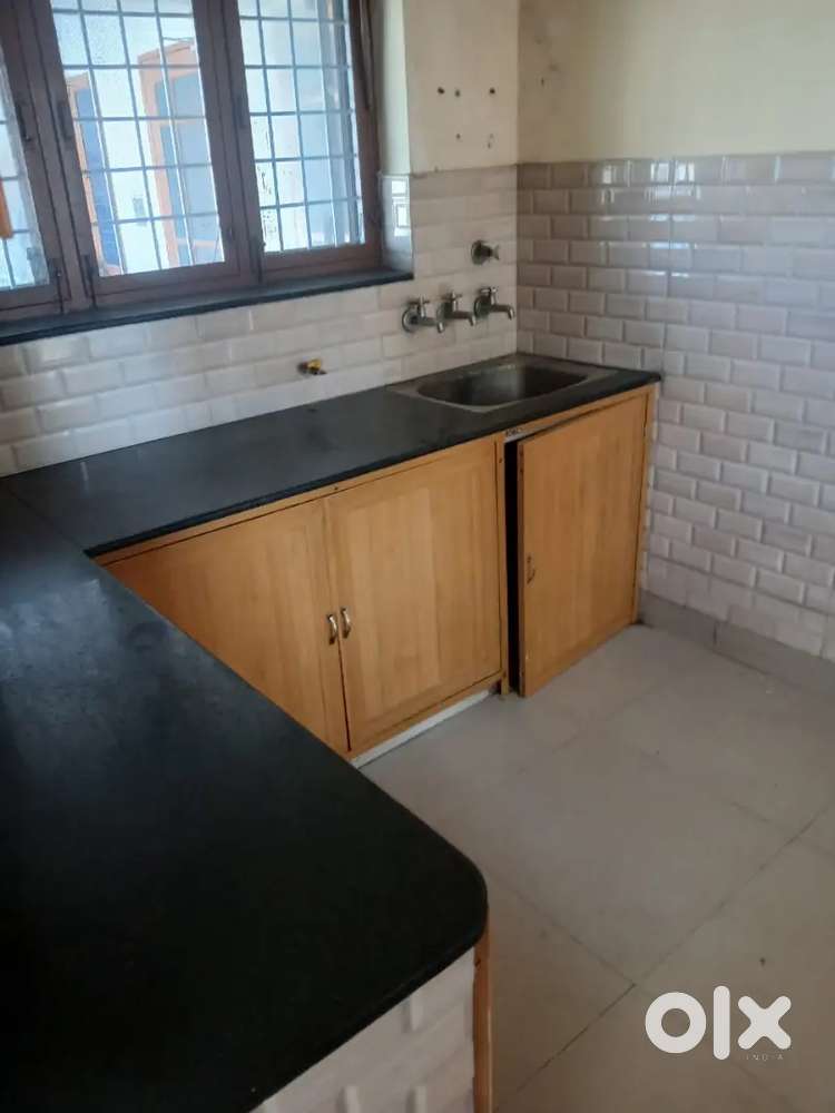 Complete 2bhk 1st floor hotel sun park gms road k pass 100m road k pas