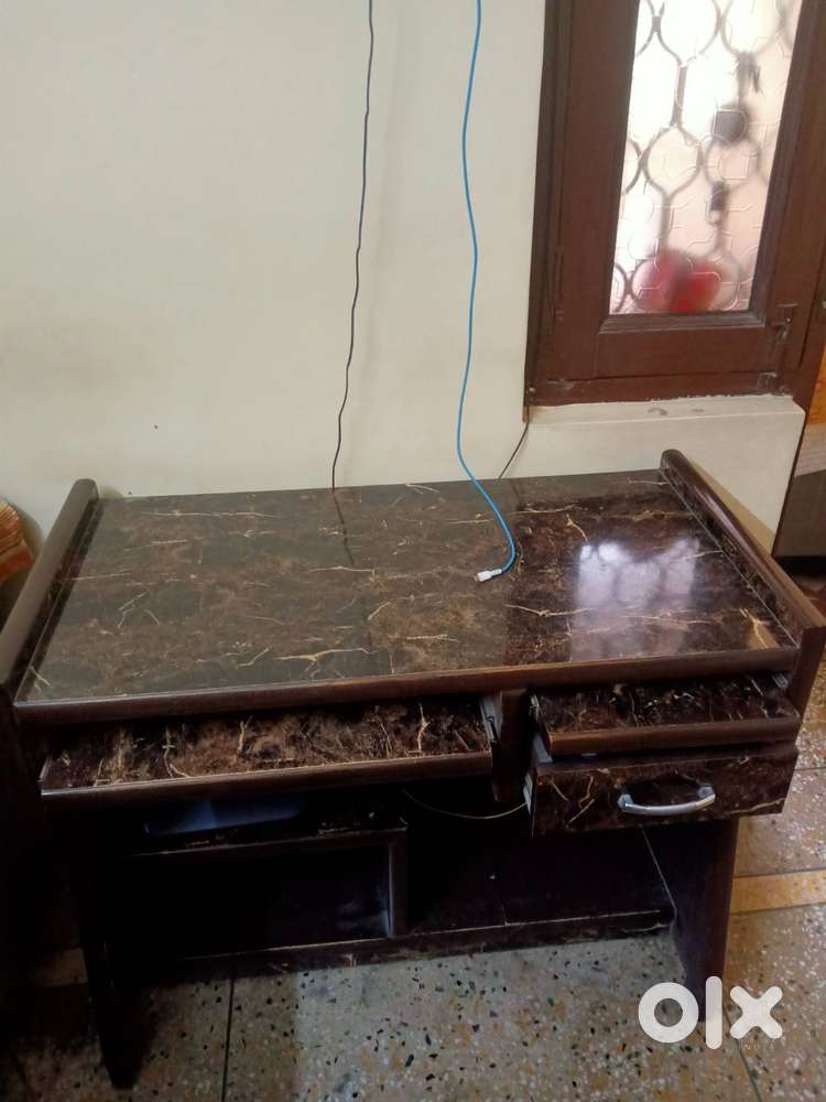 Computer table