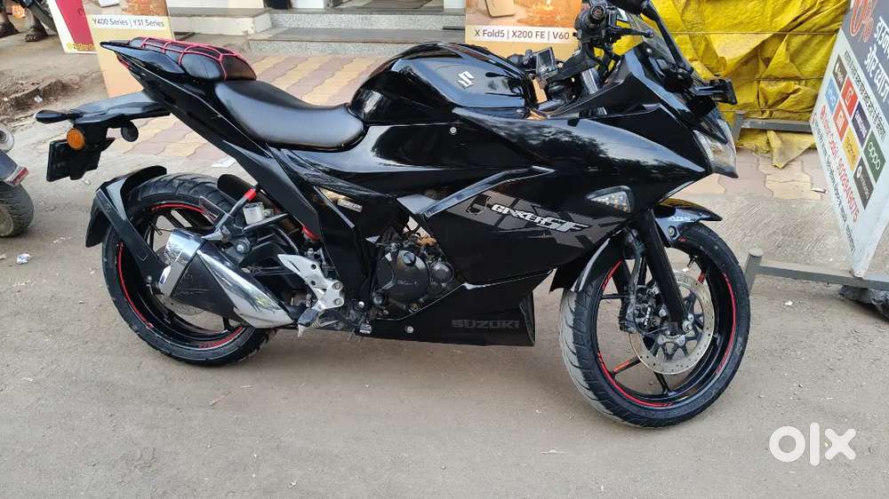 GIXXER SF SINGLE HAND USE. PARKING PROBLEM