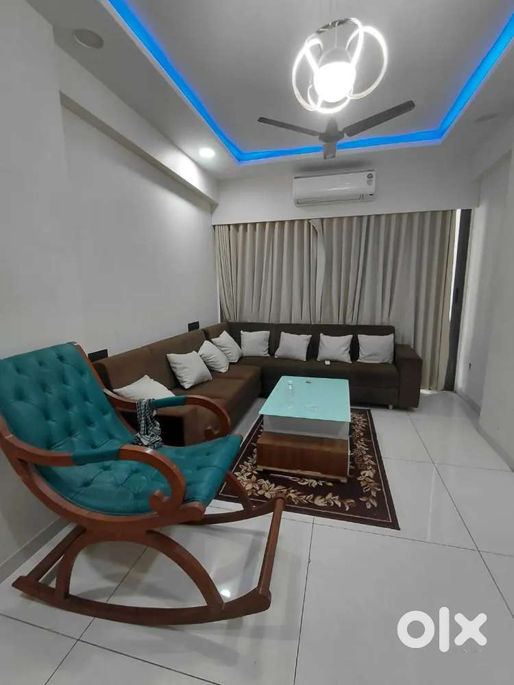 Very nice 3bhk full furnished flat in thaltej in prime location