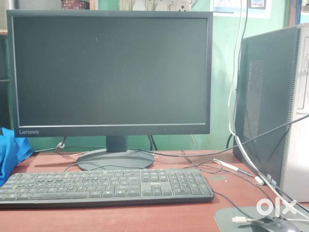 Good condition desktop set with CPU and Keyboard