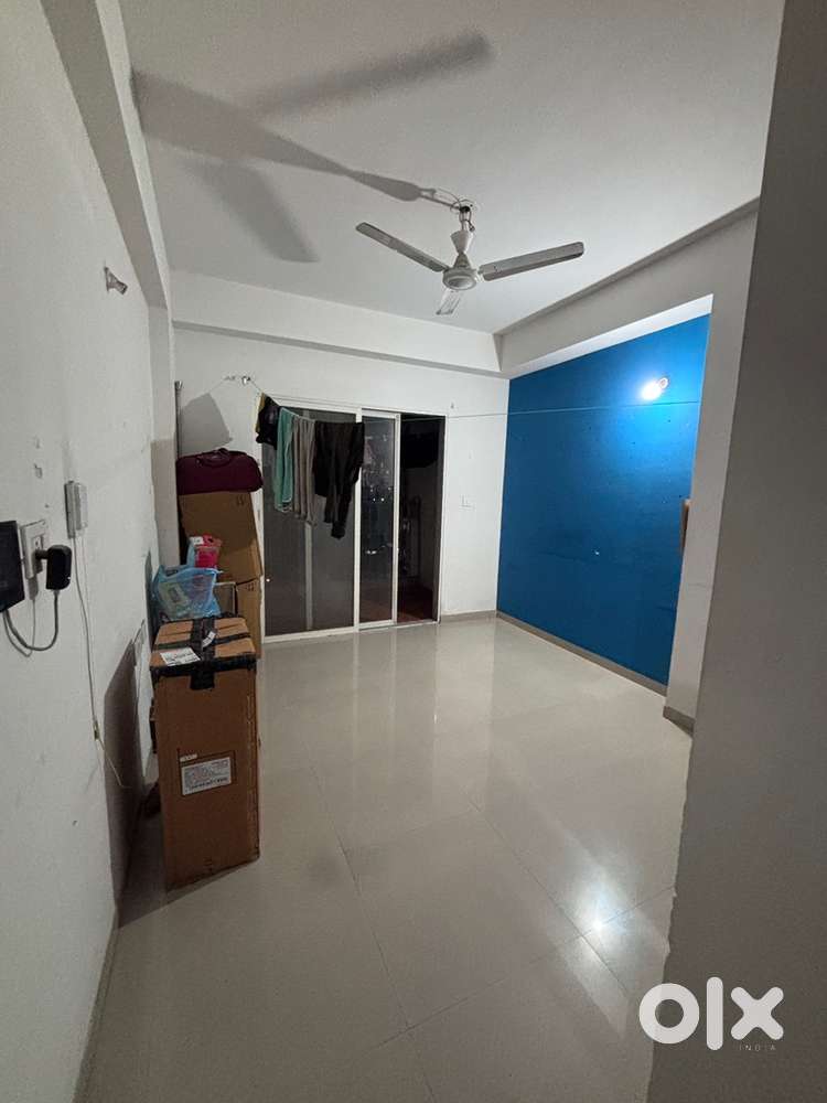 2 female flatmates required