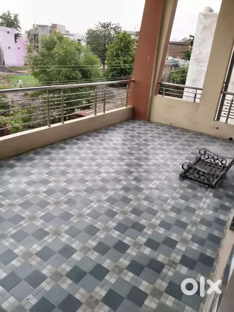 2 bhk rooms available for bachlors