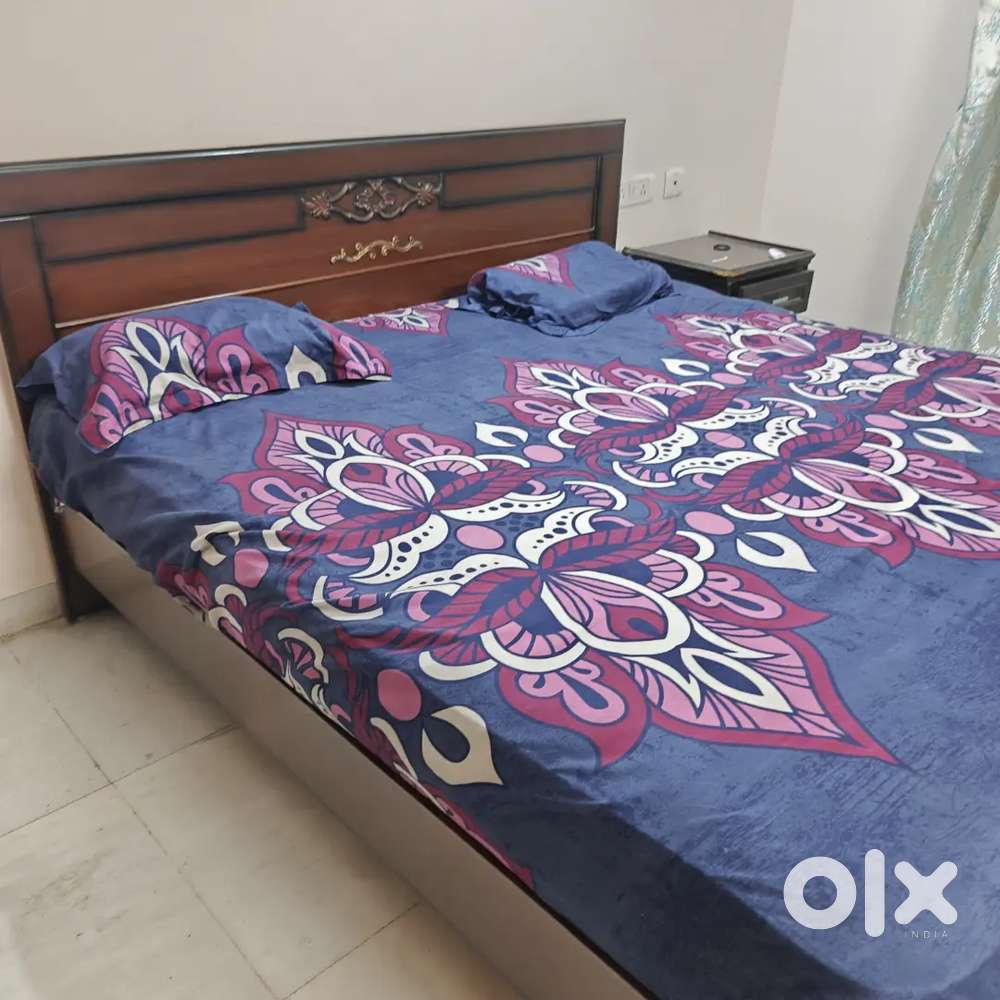 Teak wood bed