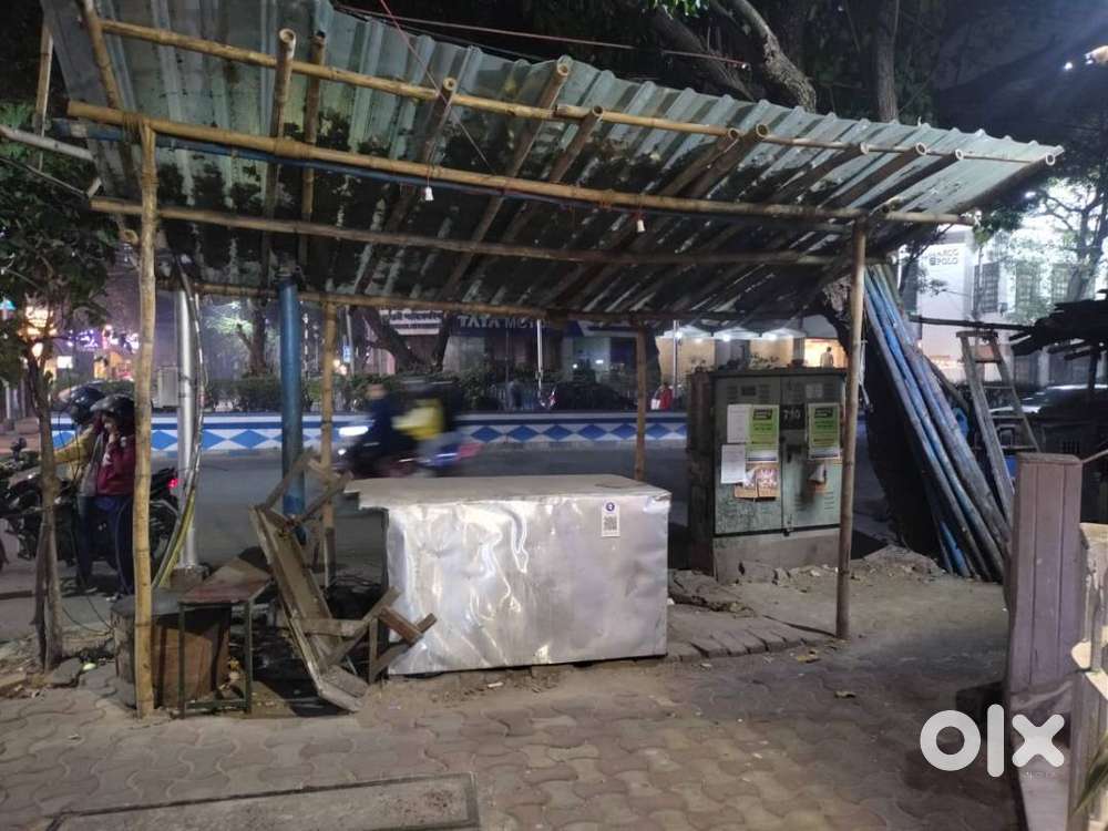 A Fast food stall is for rent near Rashbihari Avenue on Sarat Bose roa