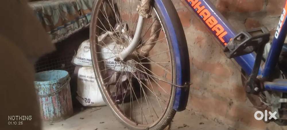 New condition cycle only 7 to 8 month old only 1 se 2 mahine chli hui