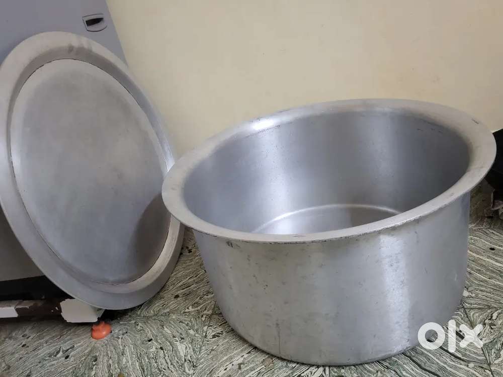 Biriyani vessel heavy weight new condition 8kg cooking capacity.