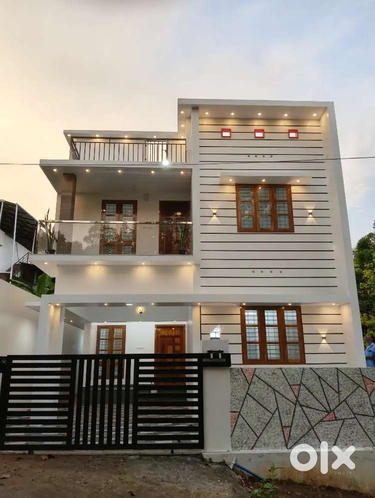 THIRUMALA MANGATTU KADAVE HOUSE FOR SALE.4..CENT.3BED.3BATH.65.LAKH