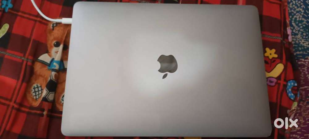 Mackbook pro i7 2017 model (16 Gb , 256 Gb )