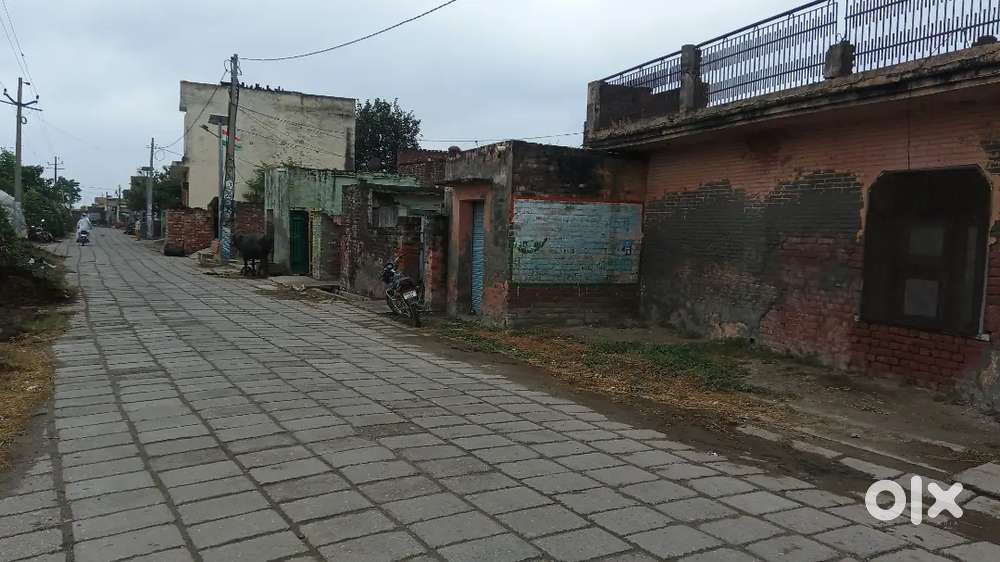 On road 300 gaj  house for sale