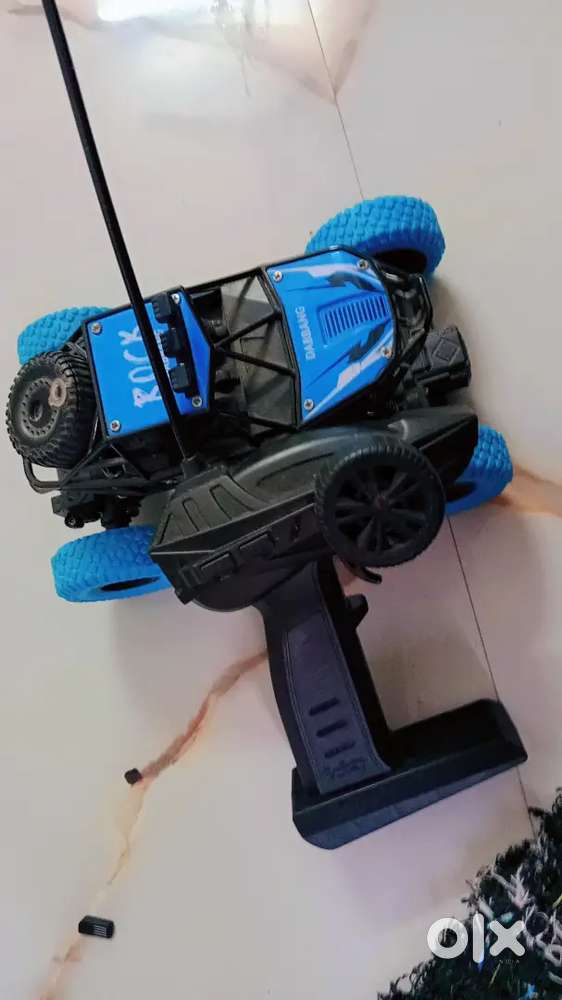 Rock remote control car isme sath ma favara bhi hai