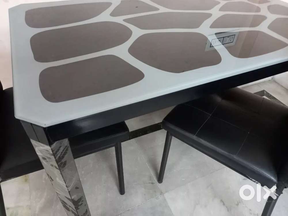 3 years old dinning table with 2  chair
