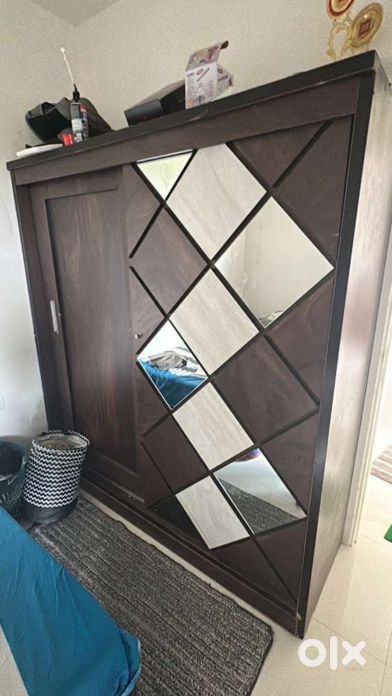 2 wardrobe and 1 bed