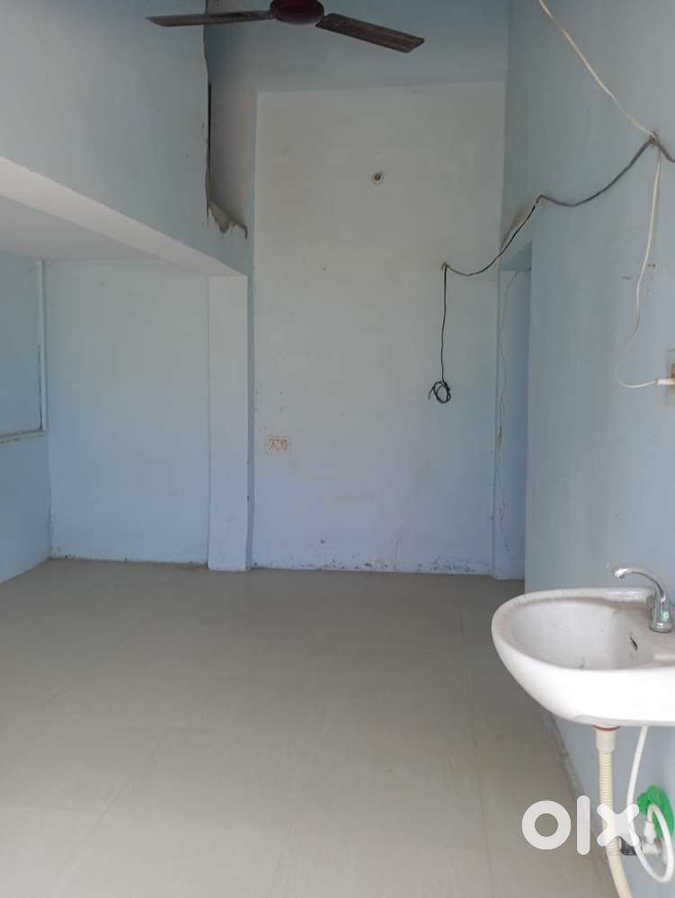 165 sqft area khali hai kiraya k liye main gola road par