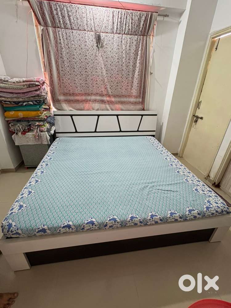 Bed with mattress- 6*6