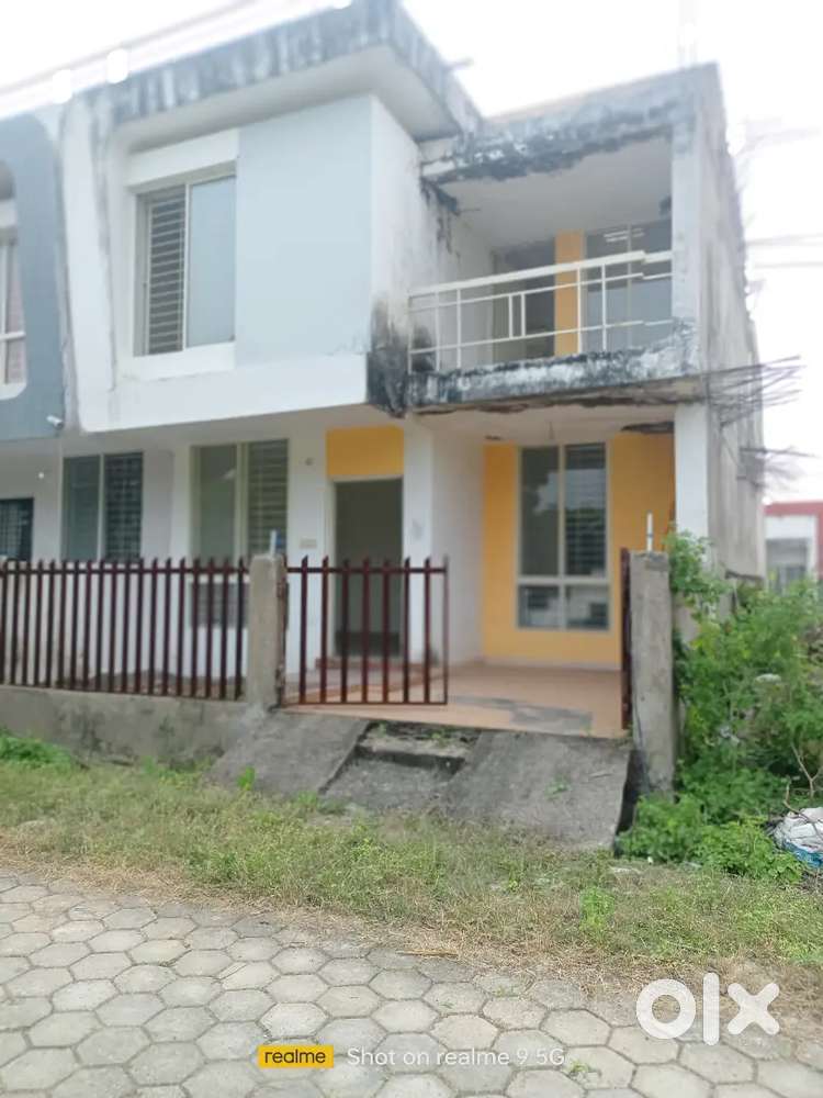 House  , upar niche dono floor pe 3 bedroom pooja ghr 2 balkni storoom